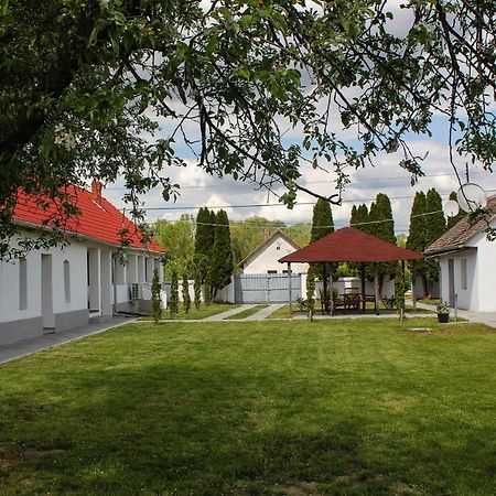 Das Blaue Haus Guesthouse - Kovacshida Bagian luar foto