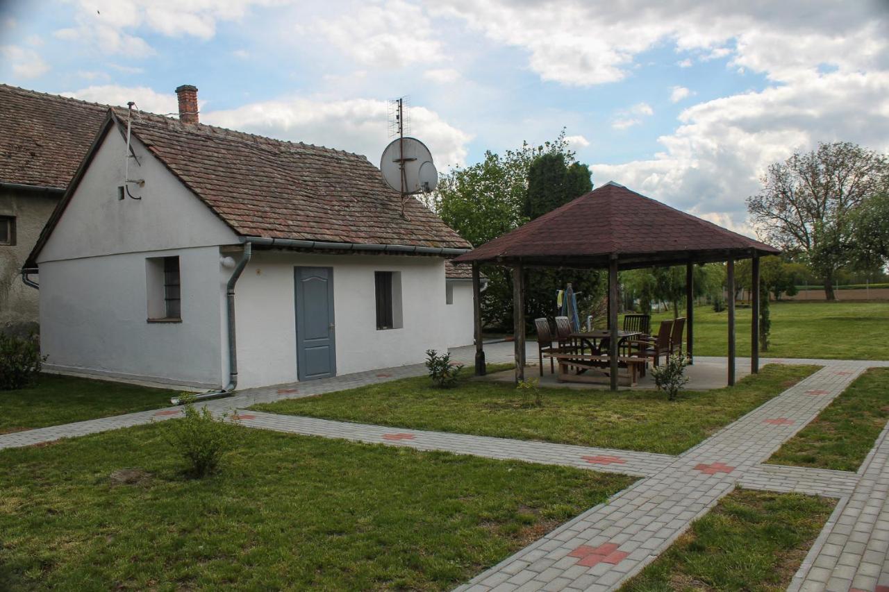 Das Blaue Haus Guesthouse - Kovacshida Bagian luar foto