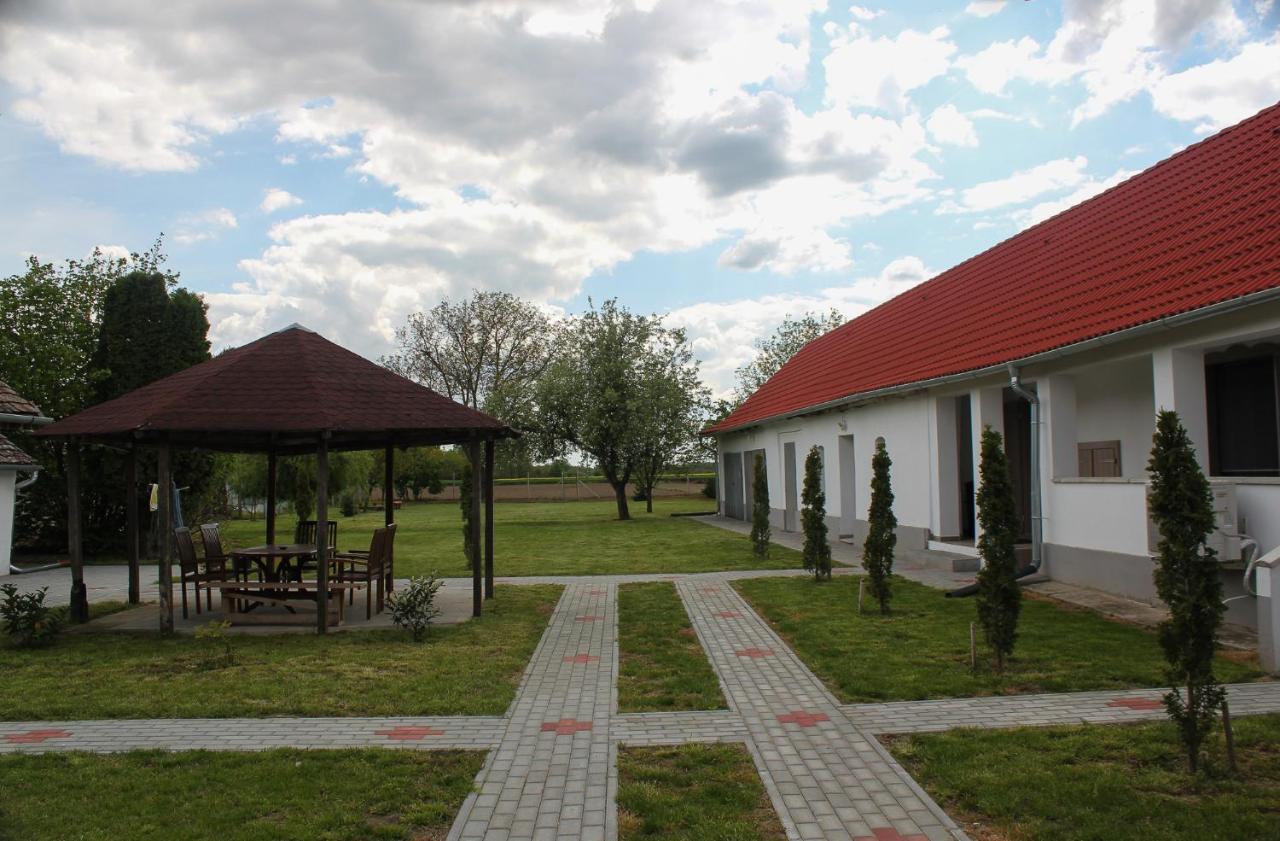 Das Blaue Haus Guesthouse - Kovacshida Bagian luar foto
